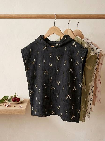 Poncho Black gold leaves muslin